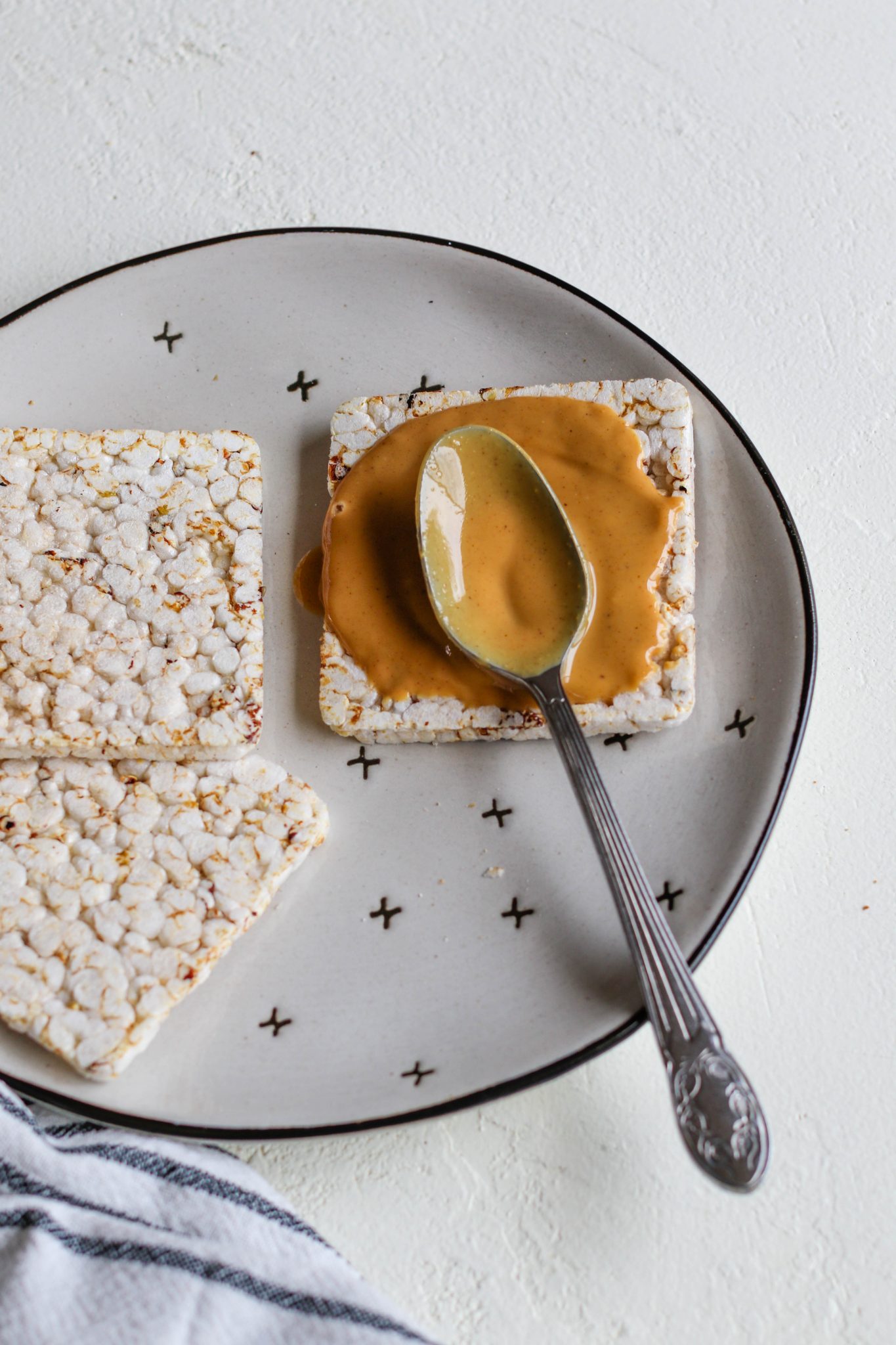 rice cake with peanut butter 
