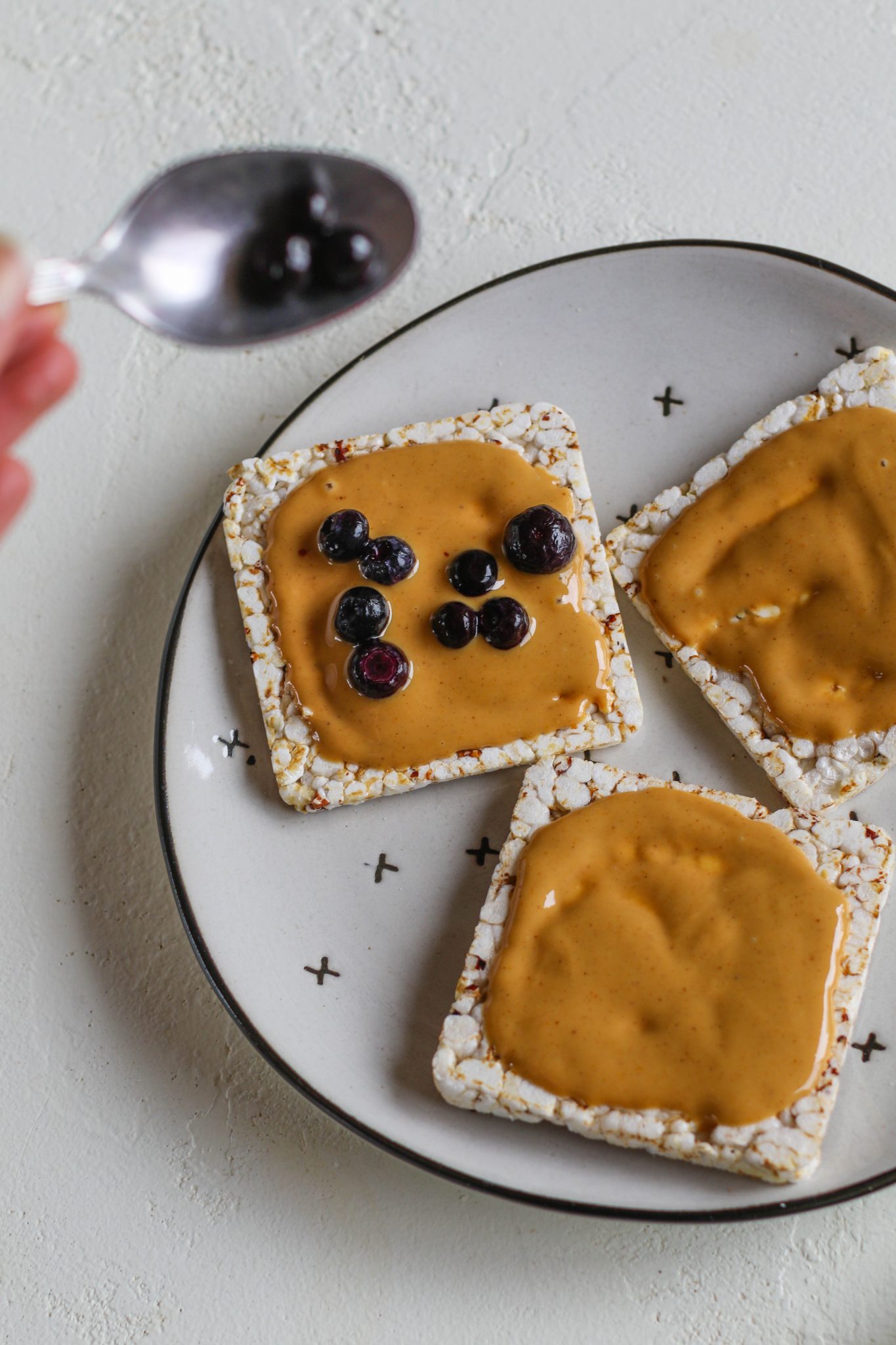 rice cakes with peanut butter and blueberries