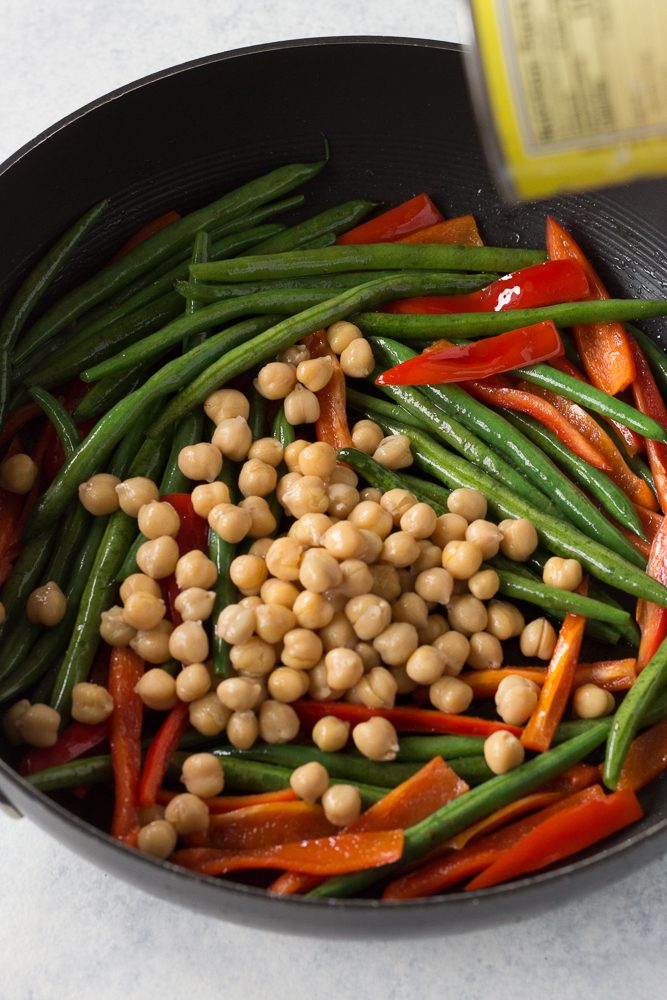 green beans and bell pepper and chickpeas in pan