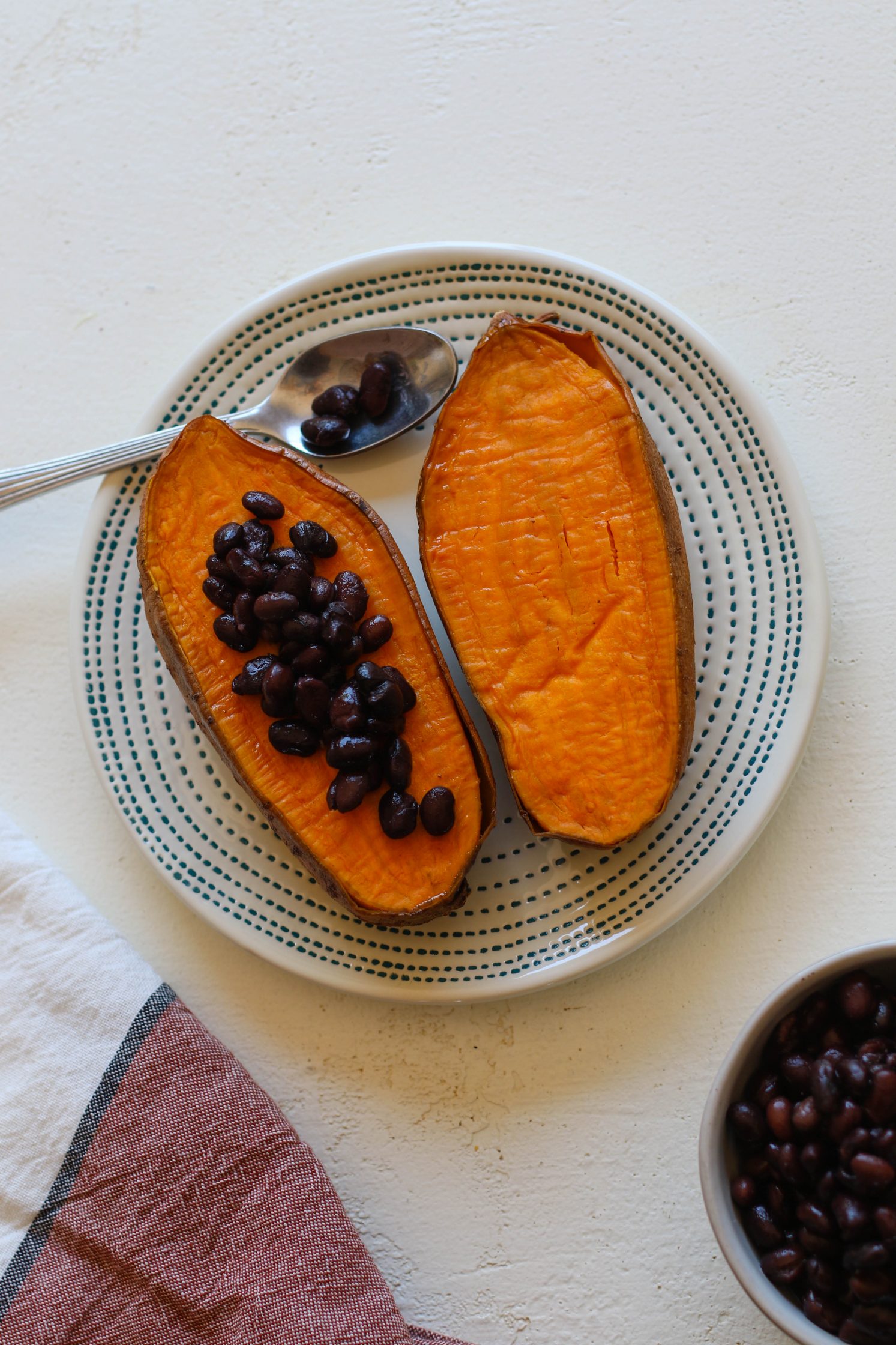 Copycat "Jammed Yam" stuffed with black beans with spoon