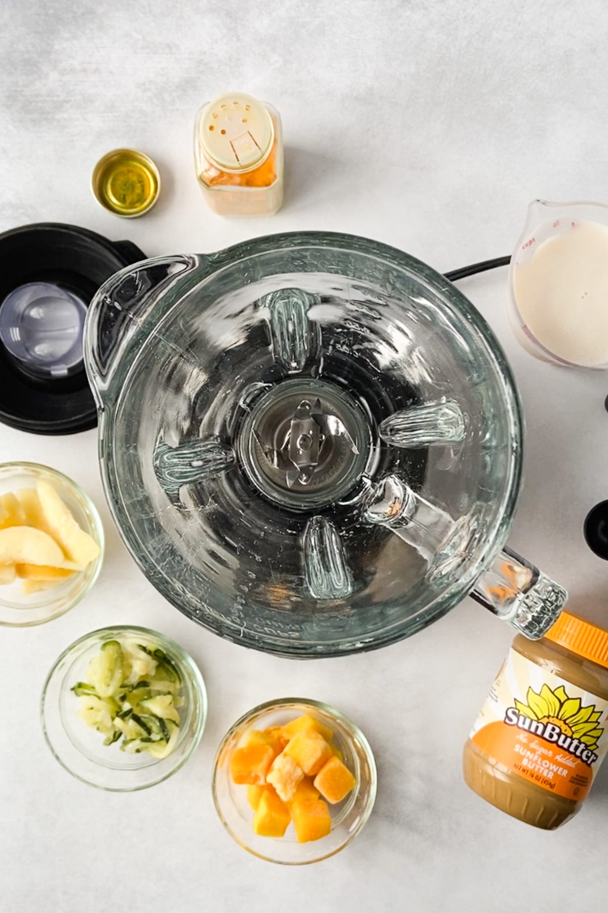 Vitamix with ingredients for smoothie bowl 
